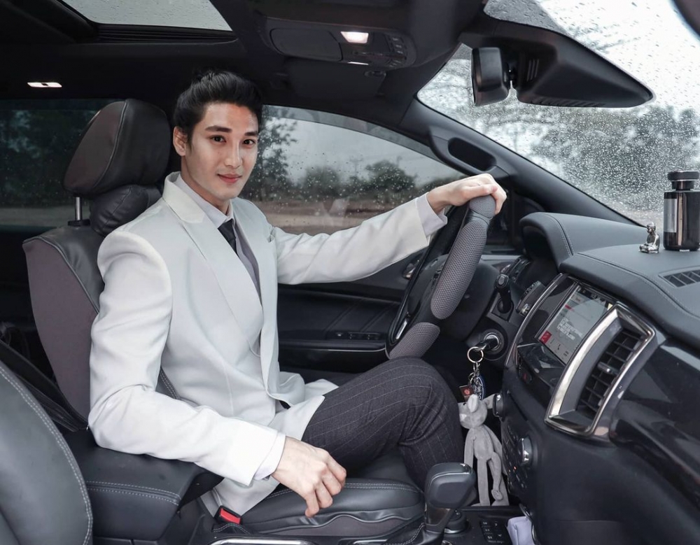 Paing Takhon出身緬甸富裕家族,係當地一間銀行嘅繼承人。