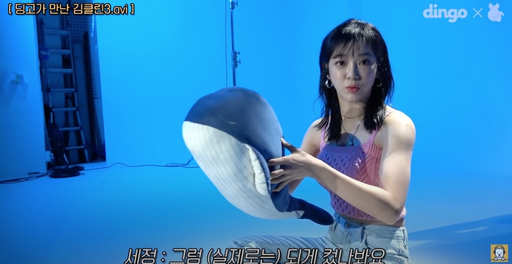 金世正喺歌曲《Whale》嘅幕後花絮中著住粉紅色緊身小背心，露出結實嘅二頭肌。