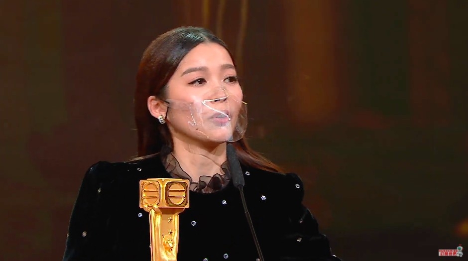 全部藝人都會戴上透明口罩,不過其實呢款透明口罩並唔夠貼面,防護性唔算高