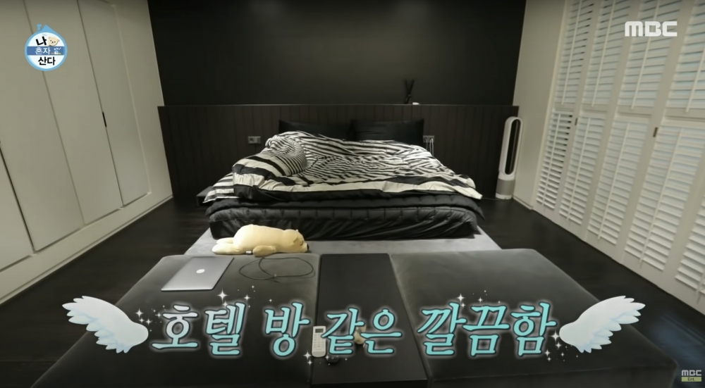 推開客廳嘅門就到主人房,主人房另一邊嘅門通往衣帽間。