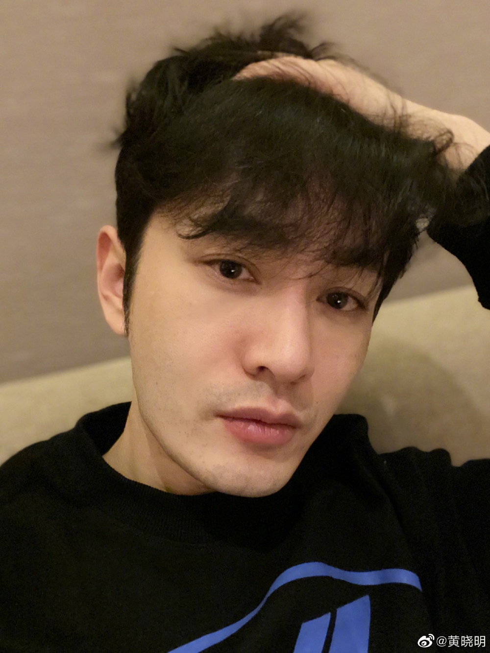 由黃曉明擔任主持嘅《乘風破浪的姐姐》第二季將開播,黃曉明與前女友李菲兒同台嘅消息引起網民關注。