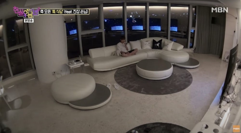 玄關一入去就係客廳、開放式廚房連飯廳,客廳設有弧形落地玻璃窗,可以飽覽漢江美景。