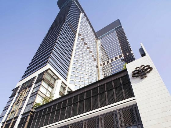 位處北角海濱旁坐擁維多利亞港景致嘅港島海逸君綽酒店