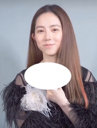 淡妝嘅鄧紫棋有一種鄰家女孩嘅感覺。