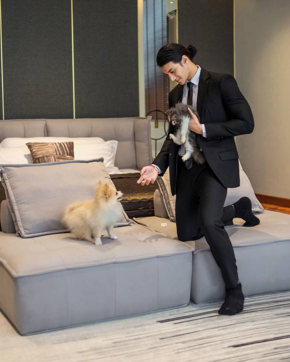 Paing Takhon平時會喺IG post同小動物合照,高富帥又有愛心
