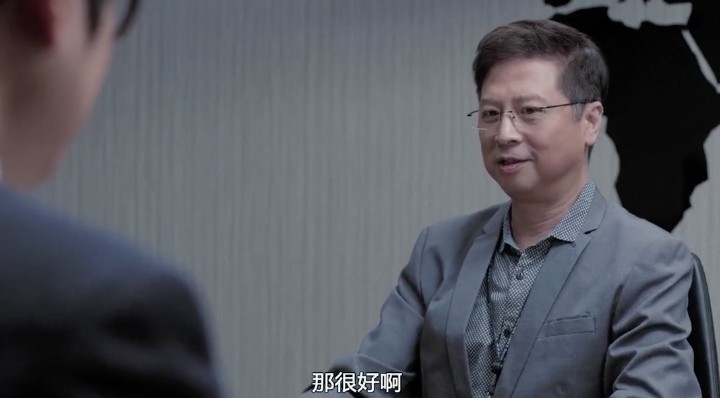 兩人分別飾演王警司、李警司,為海南雞飯而爭辯