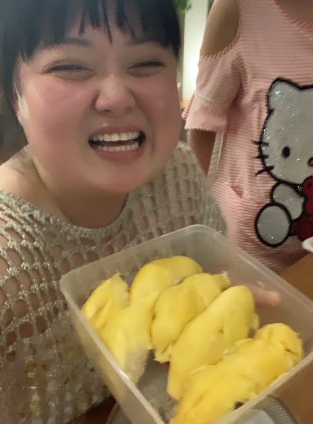 陳嘉佳直播一日食好幾餐,各種零食、杯麵、甜品等,又親自帶貨