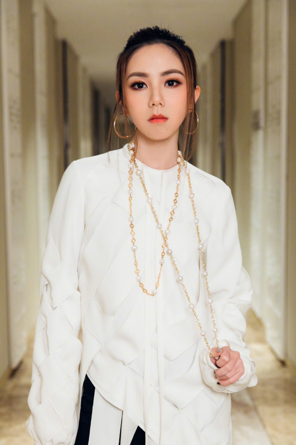 2013年,G.E.M.被樂壇大前輩甄妮公開指責見到佢唔打招呼