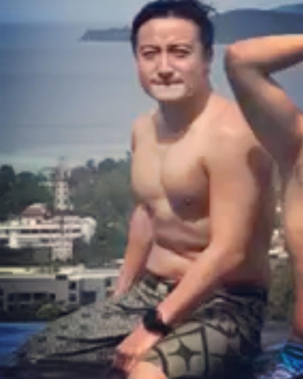 因為抗疫疲勞而令方力申嘅腹肌變成肚腩