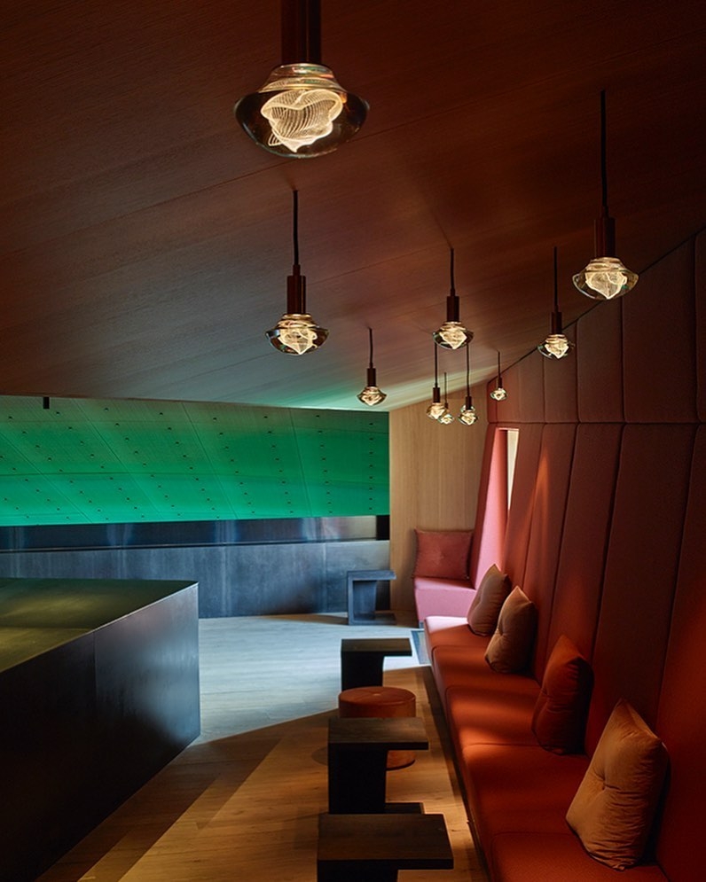 餐廳中一共有3層，共佔 5,300 平方尺，其中包括酒吧、餐廳以及海洋生物研究中心