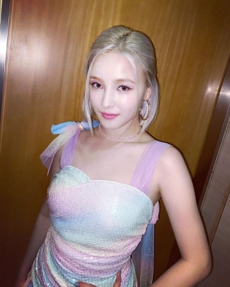 佢憑住漂亮嘅混血外貌擄獲一班粉絲，係隊內嘅人氣成員。