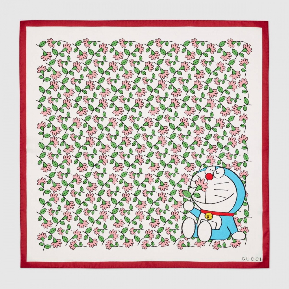 記者特別喜歡這款絲巾，以碎花圖案設計，令款式充滿懷舊感。