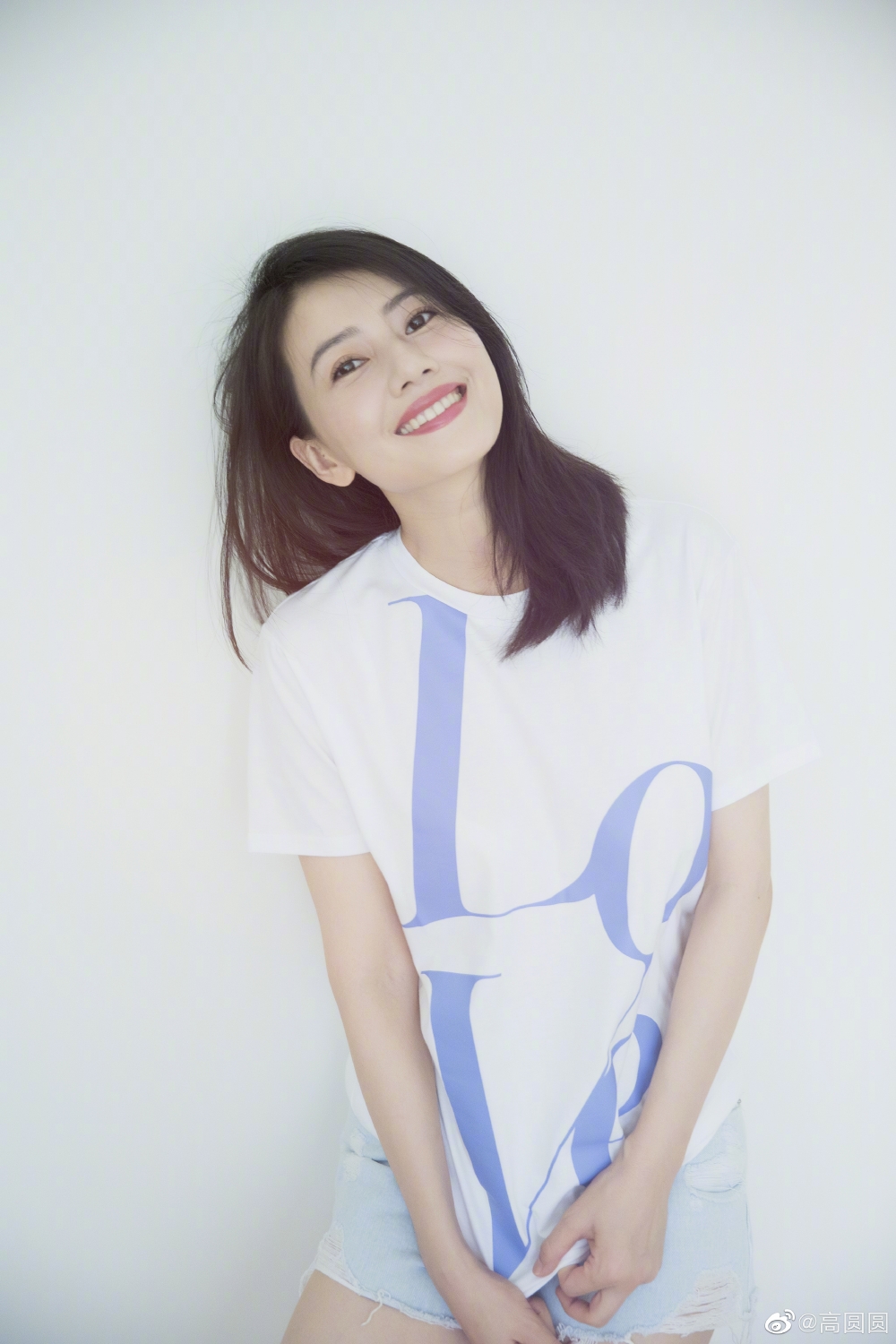 高圓圓五官清秀,氣質出眾,係娛樂圈出名嘅天然美女。