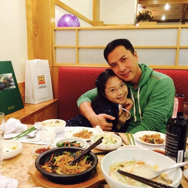 身為父親嘅甄子丹感慨時光飛逝，囡囡已經成長為一個又靚又叻嘅小女人。