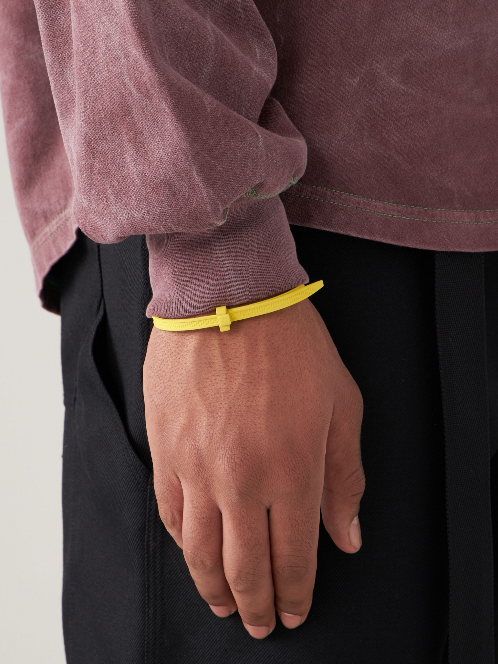 呢款「ZIP TIE BRACELET」有藍、黃、黑三隻色