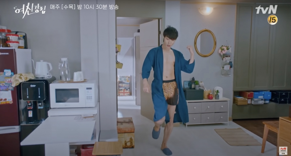 黃仁燁身穿豹紋內褲,喺屋企超 high 演唱《OKEY DOKEY》。