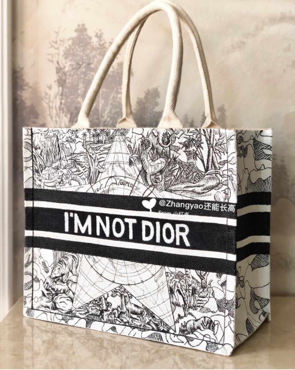 喺袋上寫明「I’M NOT DIOR」