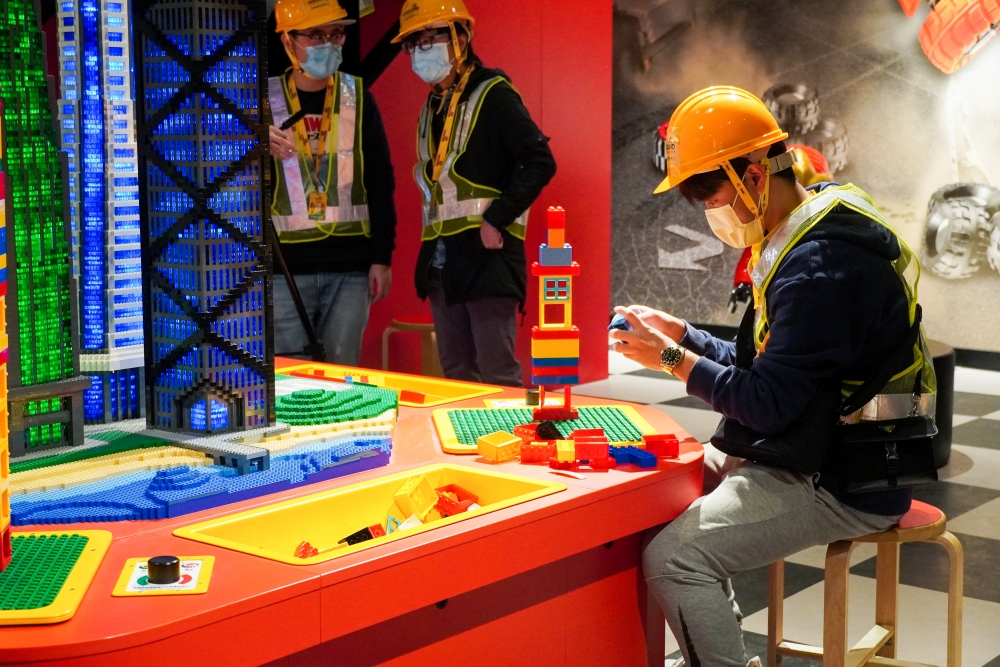 LEGO迷可於創意工作室向模型拼砌達人取經。