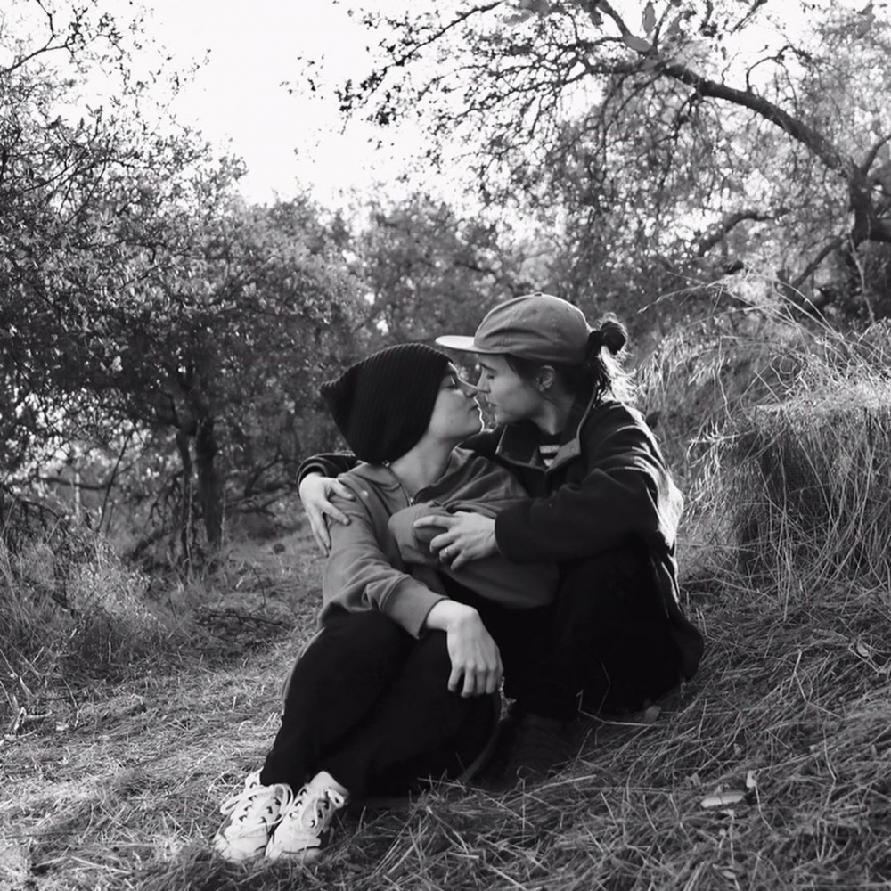 當時Elliot Page老婆Emma Portner亦留言為伴侶嘅決定感到驕傲