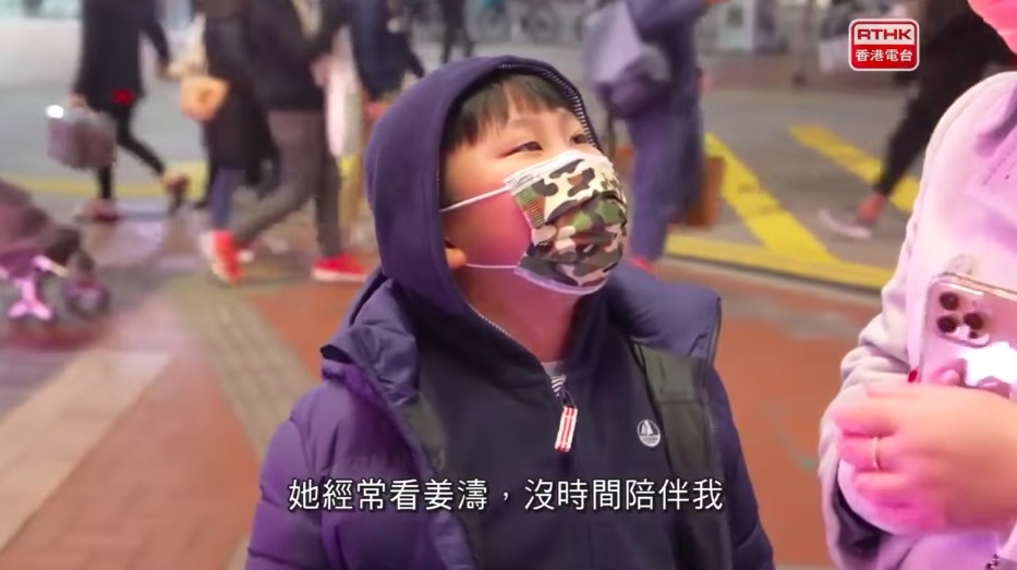 問到佢係咪都同媽咪一樣支持姜濤,小朋友即刻搖頭話「No」,呷醋表示:「(媽媽)成日睇(姜濤),無時間陪我囉!」