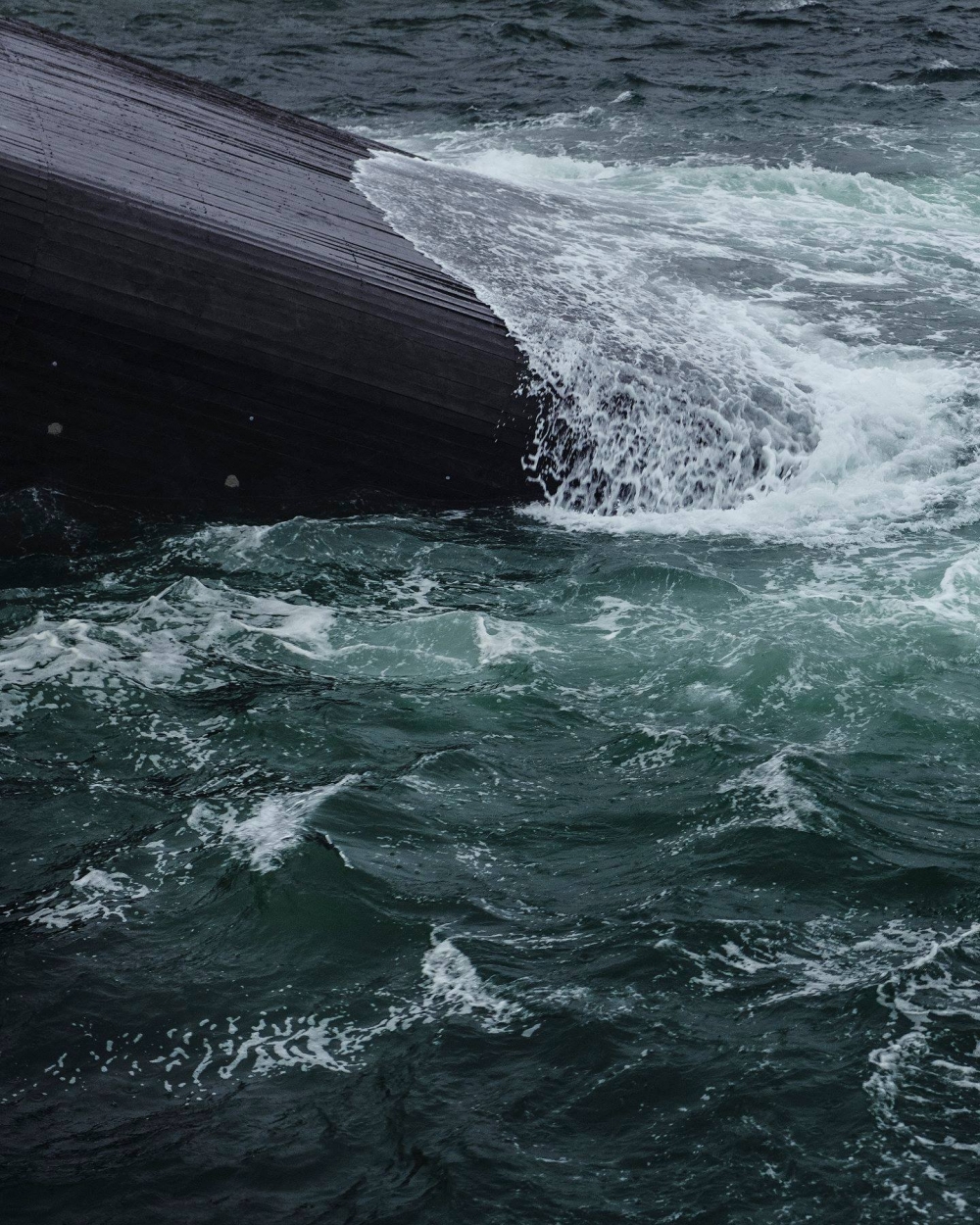 外牆為咗抵抗抵擋海浪衝擊及壓力，設計師特別採用流線造型設計，利於適應各種海象氣候壓力