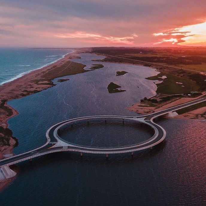 加爾松潟湖大橋位於烏拉圭加爾松加爾松潟湖