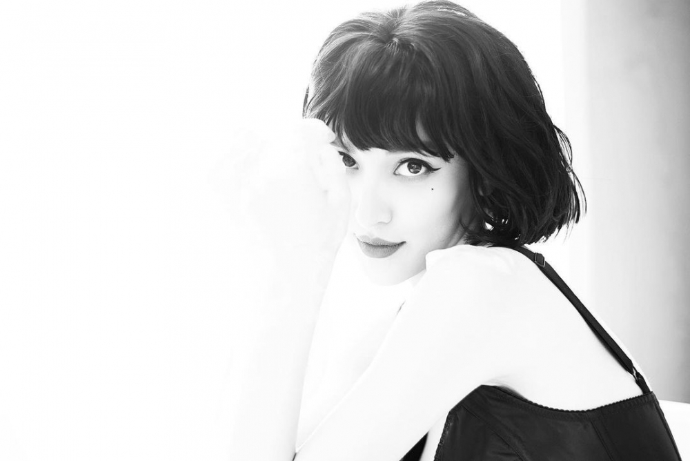 Grace 以一頭 50 年代復古短髮配搭吊帶衫示人