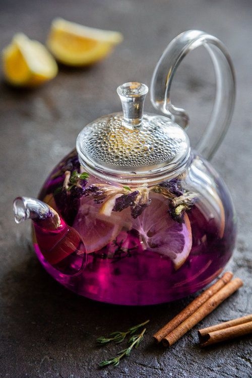 紫羅蘭花茶有滋潤喉嚨嘅作用。