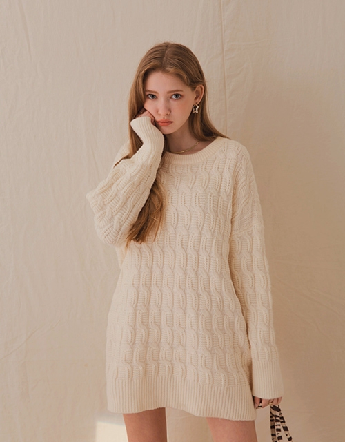 毛衣大多由羊毛或人造纖維製成，摩擦時容易產生靜電。