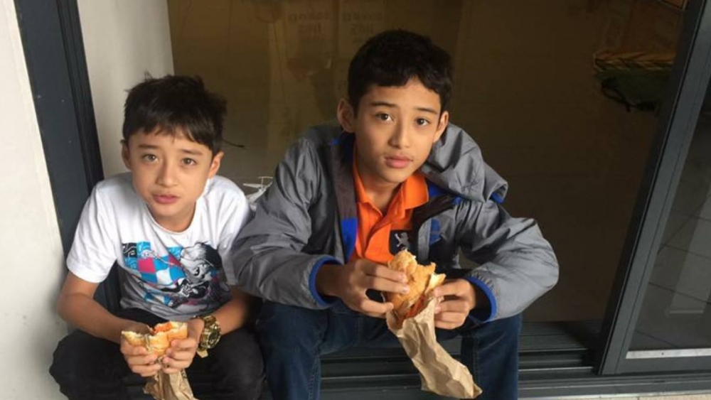 Matthew同哥哥合照