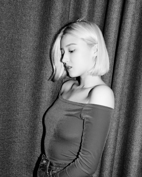 韓國女團 MOMOLAND 成員 Nancy 2000 年出生，父親係美國人，母親係韓國人。