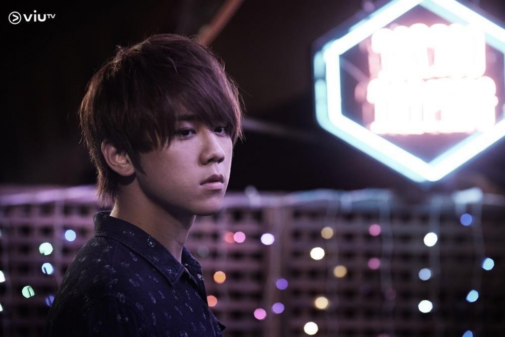 早前公開嘅劇照中,姜B憂鬱嘅眼神令人大感期待