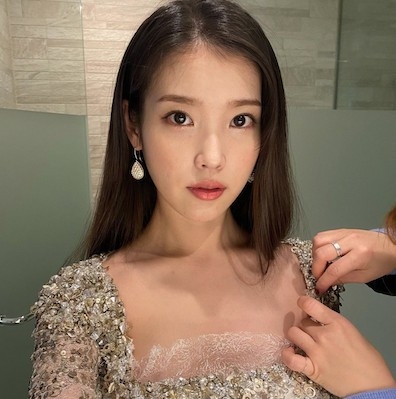 韓國人氣歌手 IU 擁有一副好歌喉,加上甜美嘅外貌,擄獲一大班粉絲,喺亞洲及海外都擁有超高人氣。