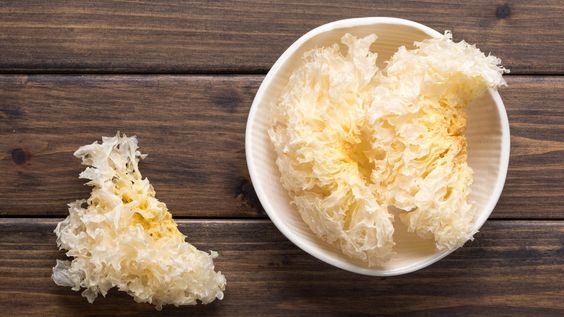 雪耳有潤肺功效，有助治理肺燥咳嗽、乾咳無痰等症狀。