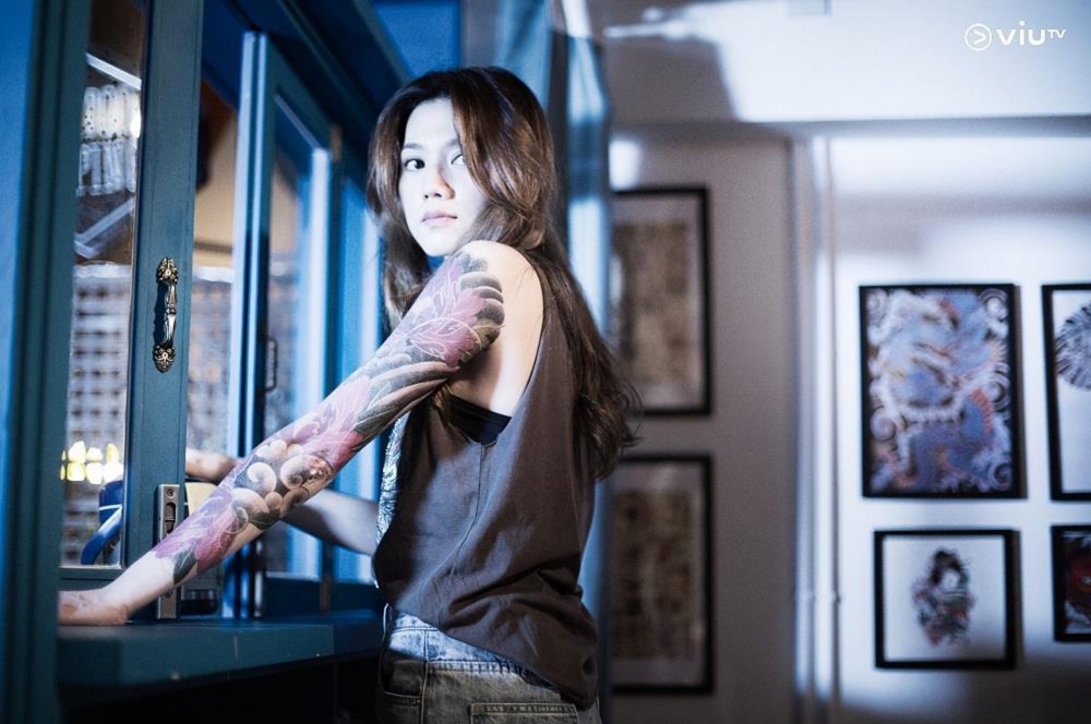 周秀娜飾演NaNa,左手有花臂紋身