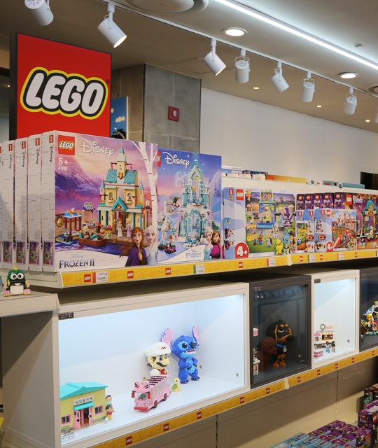 BRICK CAMPUS 設有主題餐廳同 gift shop,畀大家除咗可將心儀嘅 LEGO 帶返屋企