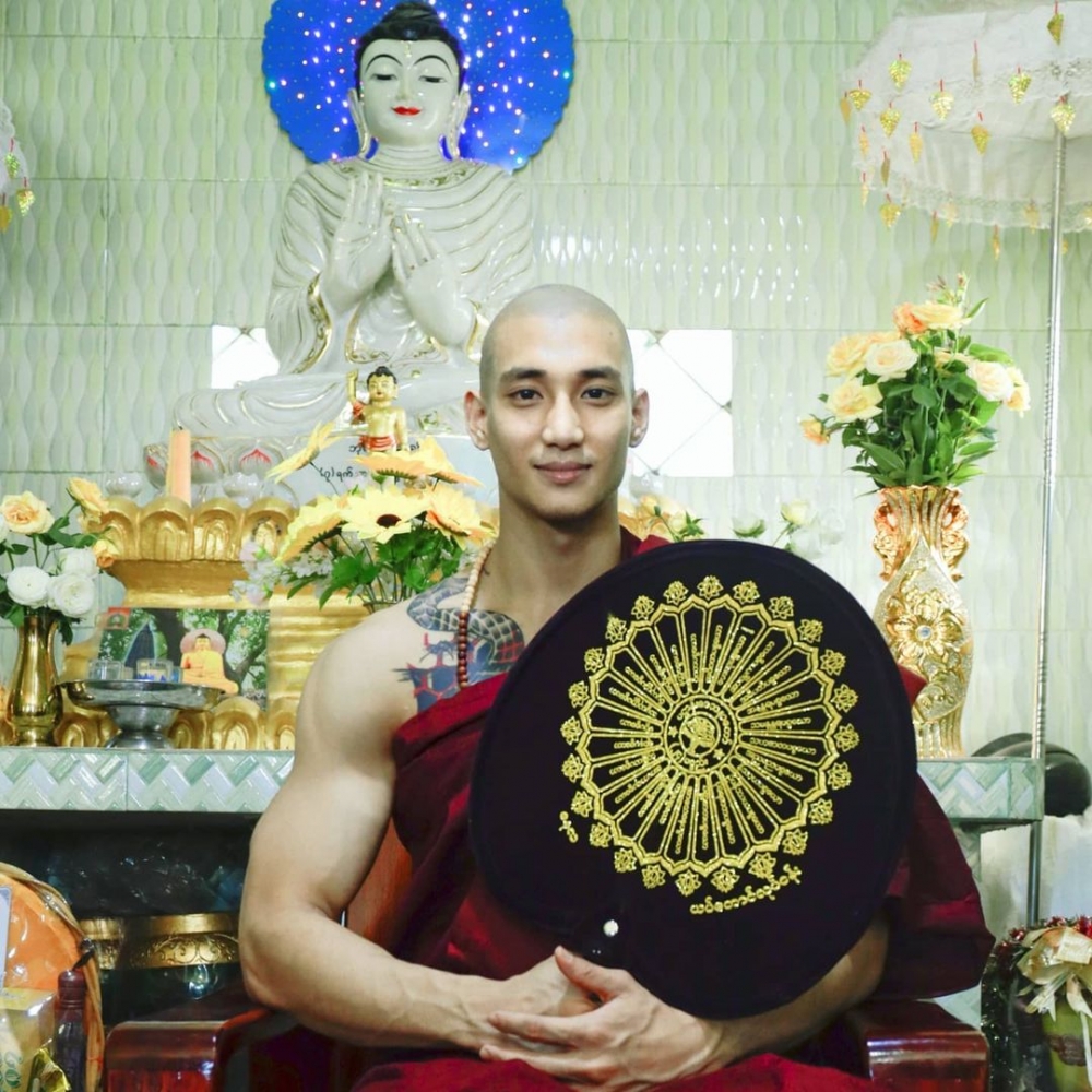 為迎接新年,Paing Takhon進行10日嘅短期出家