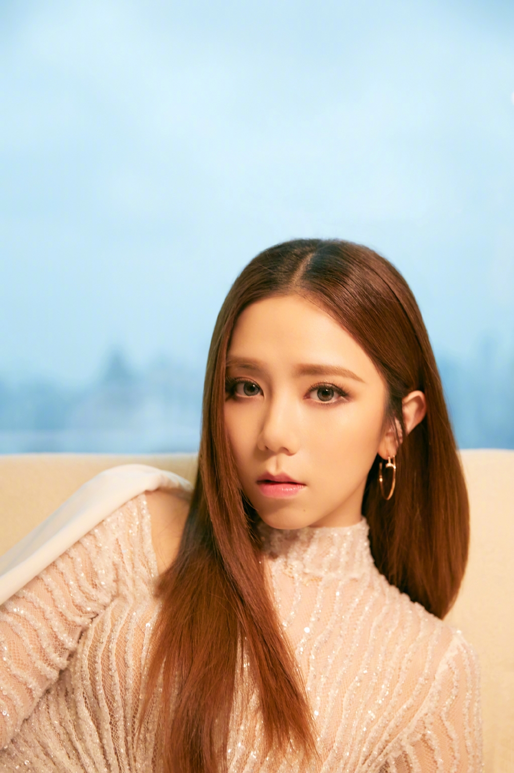 鄧紫棋（G.E.M.）素來以濃妝示人，造型亮麗。