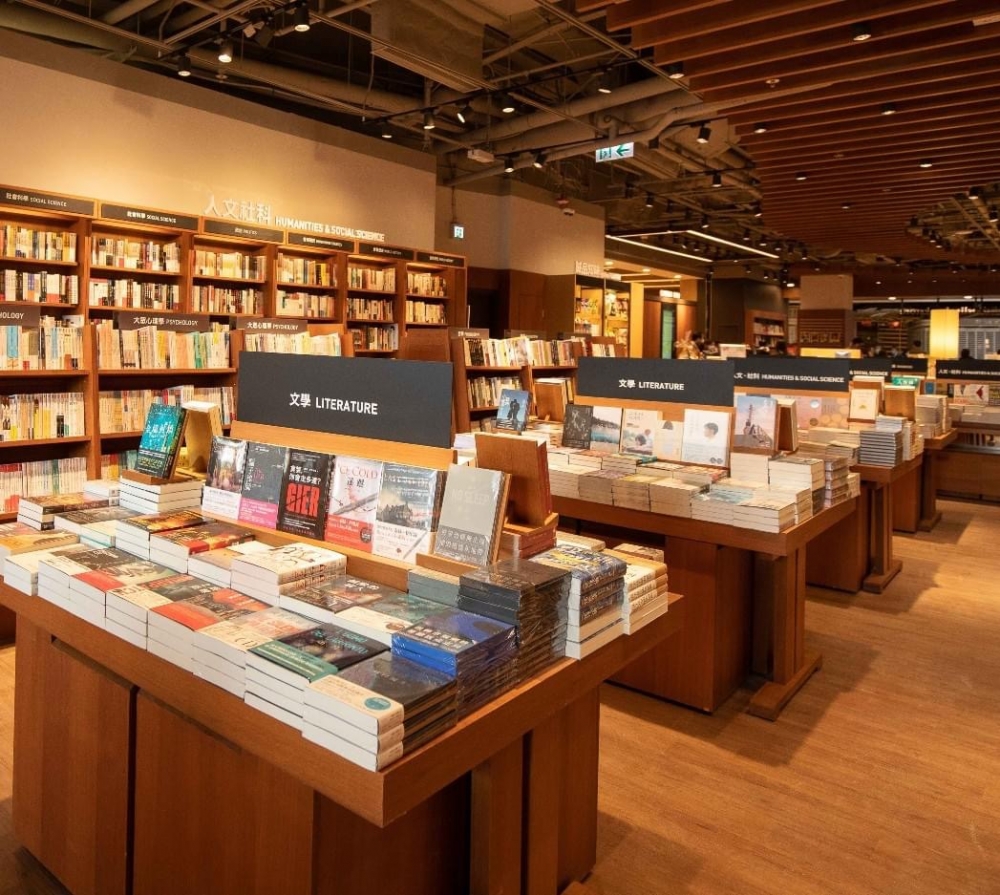誠品嘅屯門分店已經喺1月登陸屯門 V city,佔地逾8,000呎,總藏書量高達43,000本。