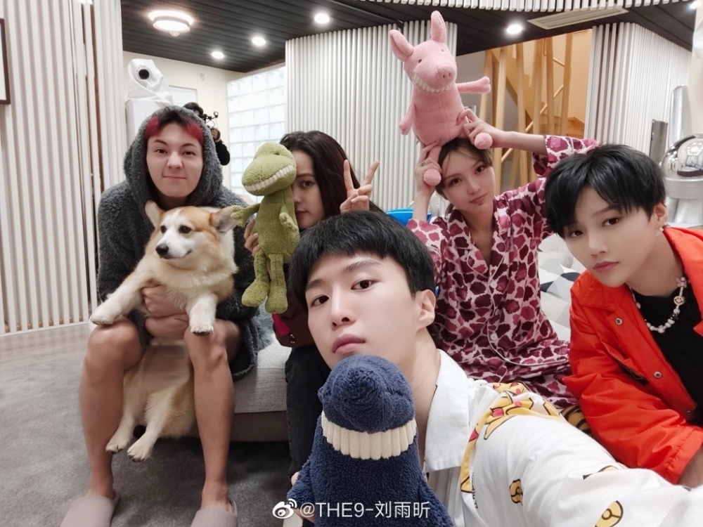 周揚青一揀就揀咗隻粉色小豬娃娃