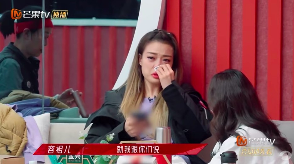 練習室中容祖兒本來玩緊手機,另一女演員王鷗過嚟關心佢嘅時候,Joey突然爆喊