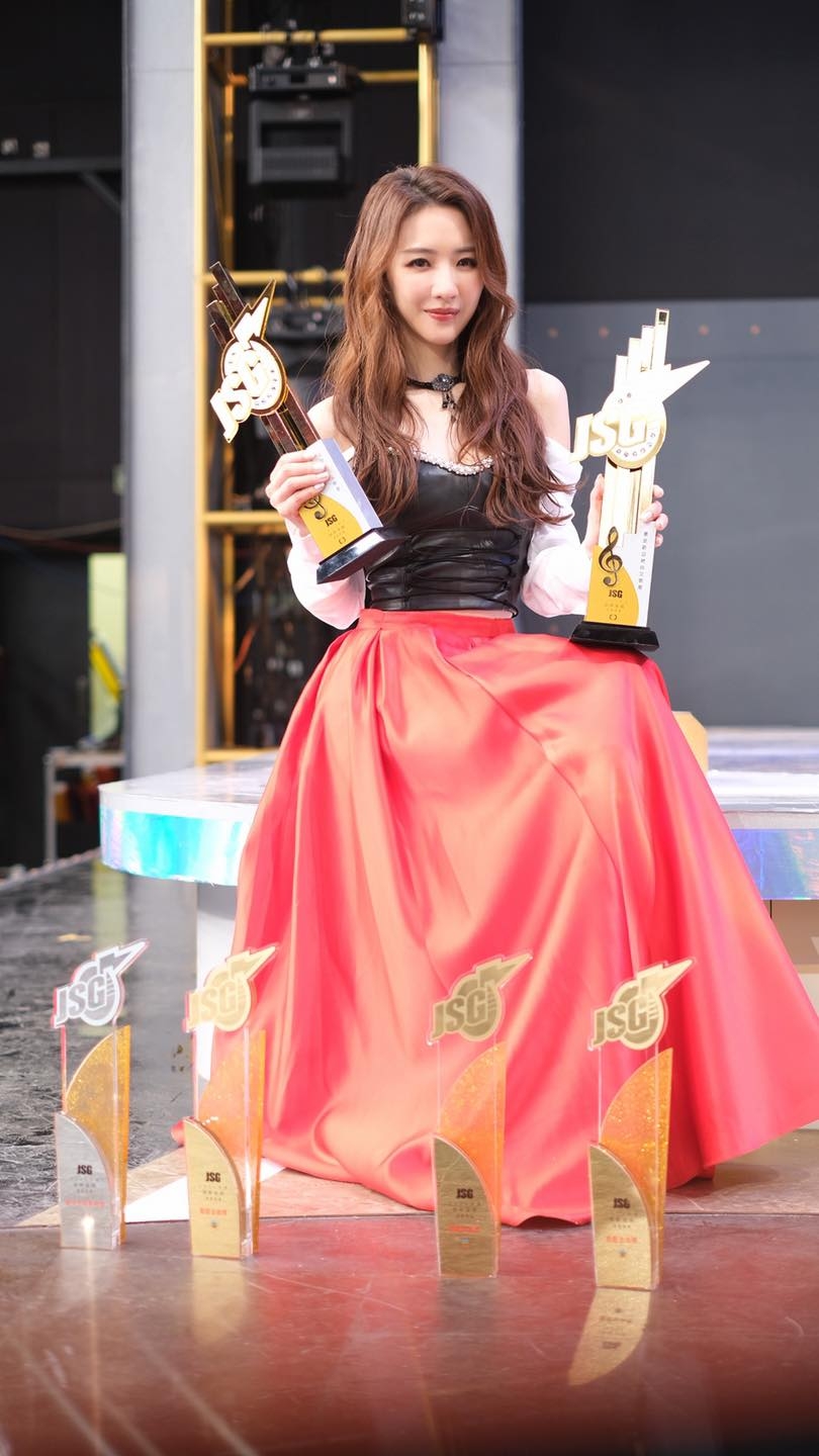 菊梓喬（HANA）喺《勁歌金曲頒獎典禮2020》三奪「最受歡迎女歌星」，事業發展越嚟越順利