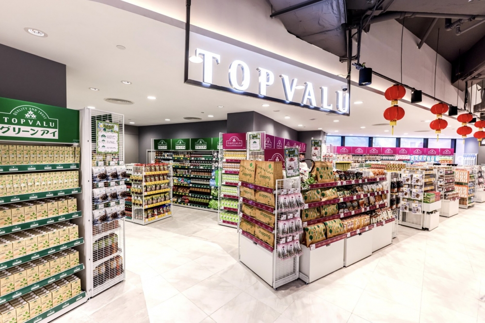 店舖匯集咗一系列嘅自家品牌,包括「TOPVALU GREENEYE」、「HÓME CÓORDY」及「Living PLAZA」,商品 CP 值超高!