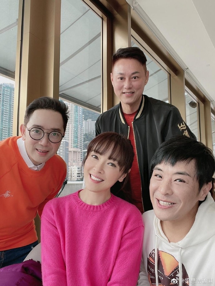 有網友發現合照似乎美顏filter開太勁