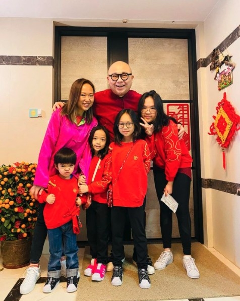 Bob同老婆黃乙頤(Pearl)結婚 13 年,育有三女一子,家庭十分幸福。
