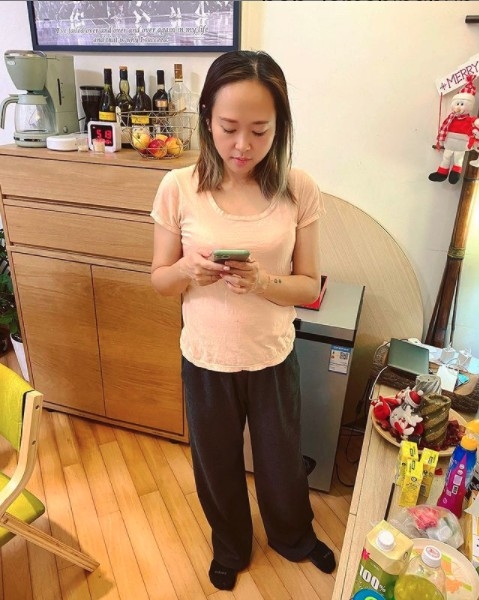 Bob 就突然喺 IG 上傳咗一張佢老婆企喺度撳電話嘅相