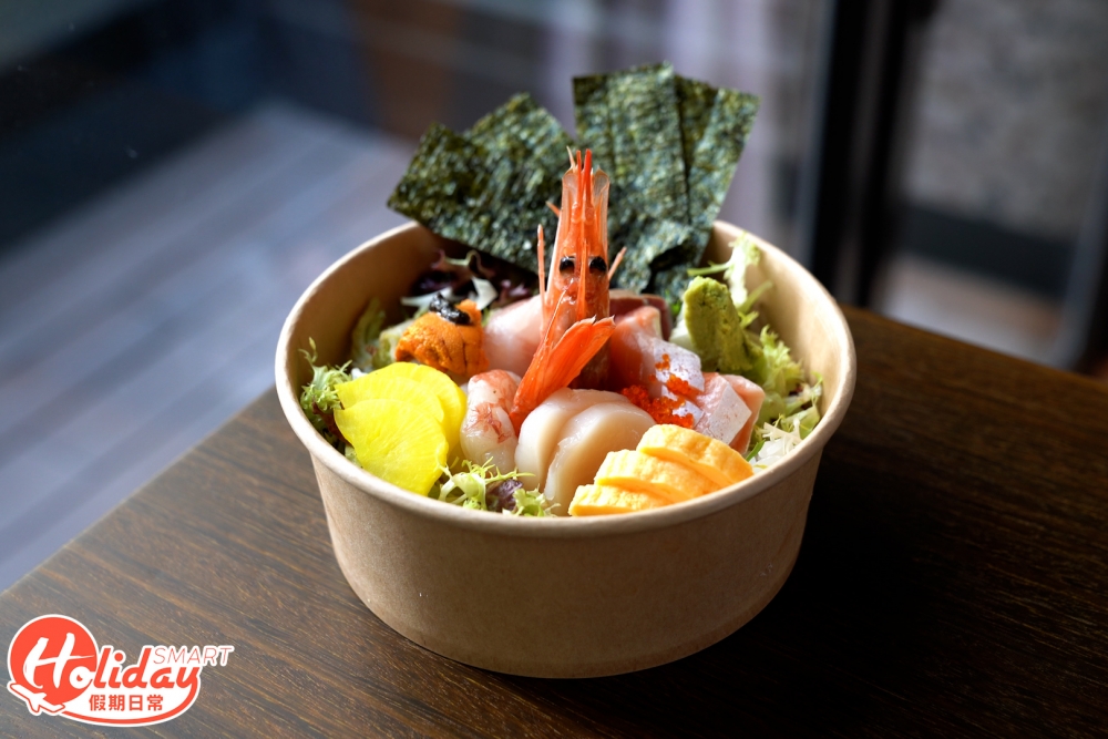 旁邊便是日式丼飯店，主打丼飯、壽司以及日式燒物。吞拿魚油脂甘香，赤蝦肉質爽口，海膽甘甜，配上丼飯，食落啖啖滋味。