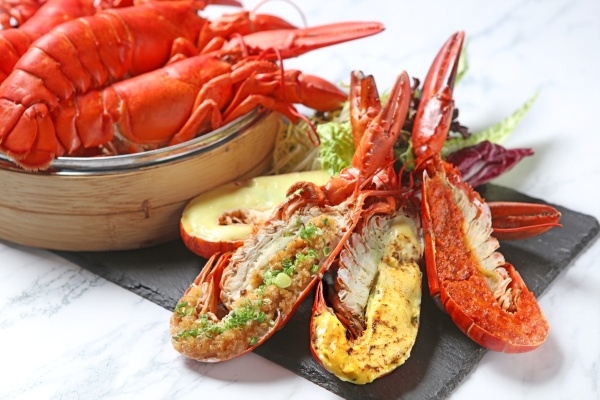 TMHK_Yamm_2021_Lobster Brunch_Steamed Lobsters with Sauces_slider