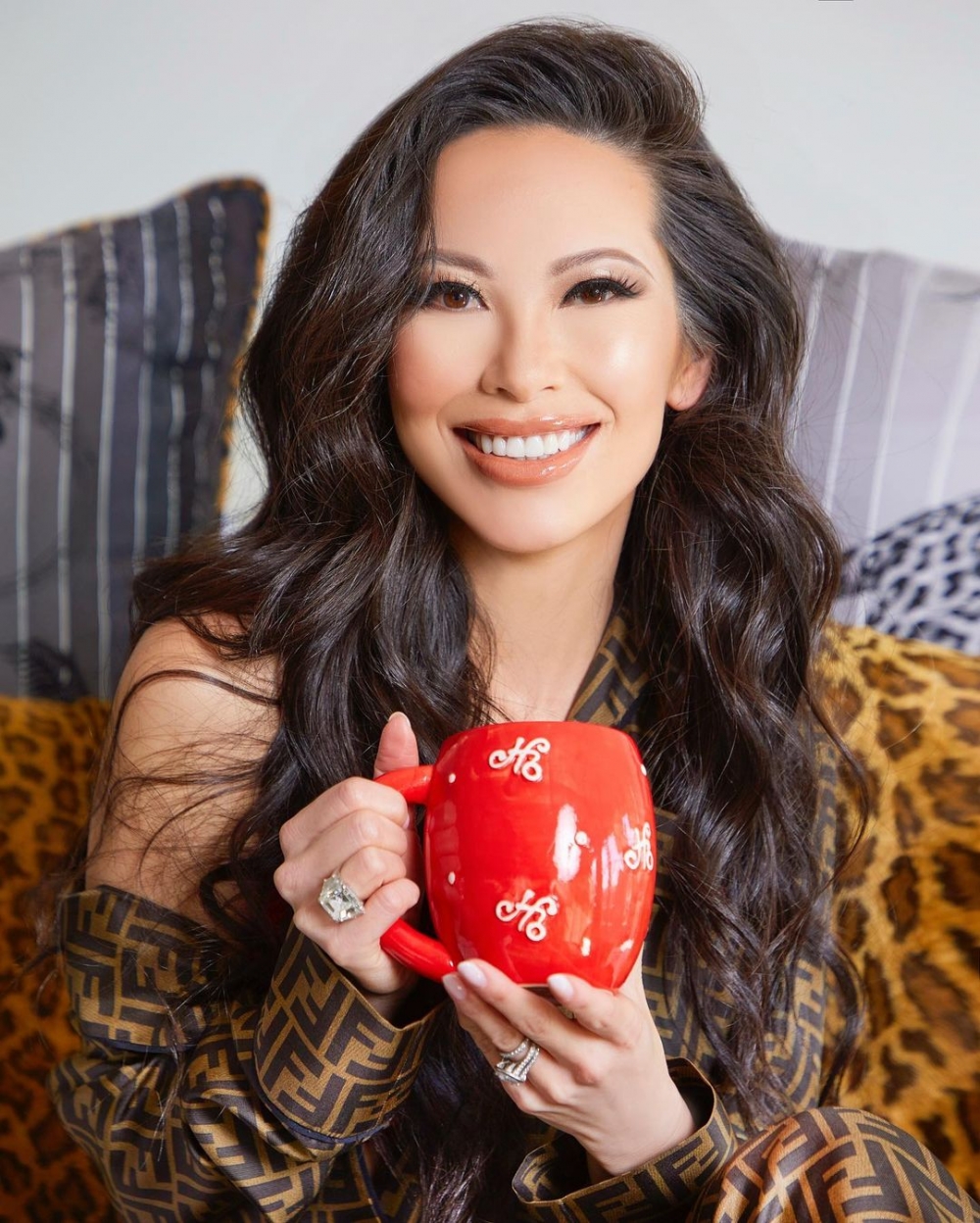 二人喺美國比華利山開設咗一間整型外科診所，專為荷李活明星、名人等提供整形服務。