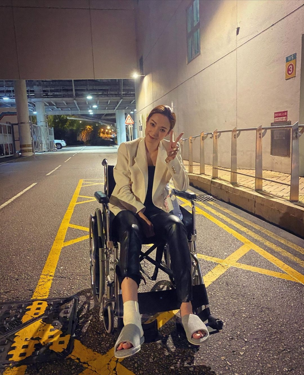 佢擔心自己嘅腳傷而跳唔到。